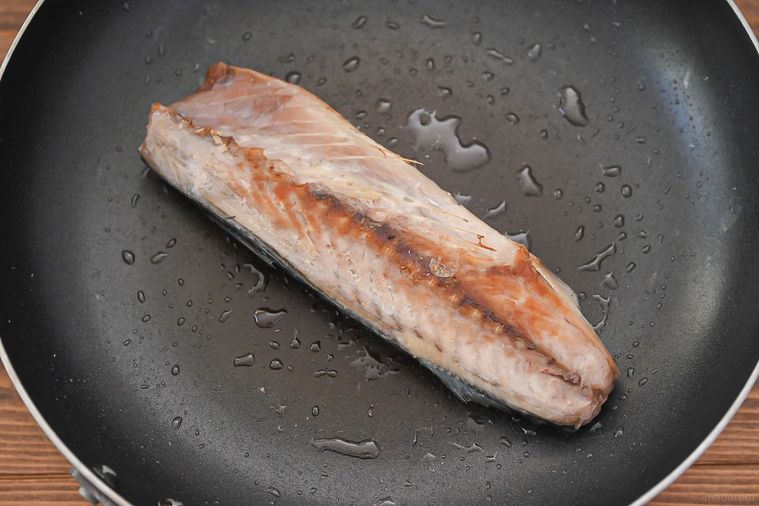 フライパンに入った焼かれたさばの切り身