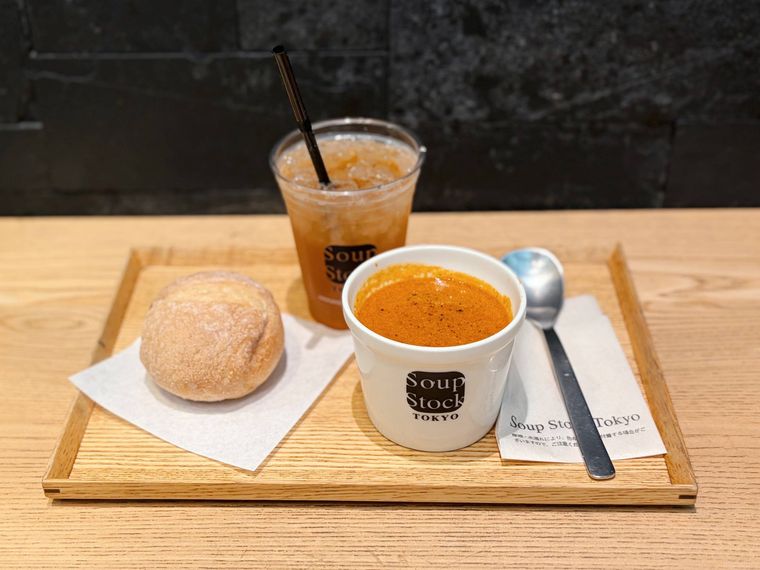 木のお盆に乗ったスープ ストックのスープと石窯パンとドリンク