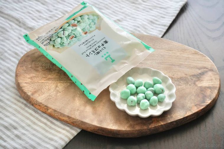 木のカッティングボードと白い小皿にのったチョコミント味の麦チョコとパッケージ