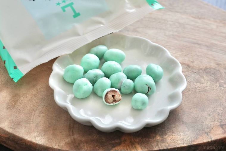 木のカッティングボードと白い小皿にのったチョコミント味の麦チョコの断面