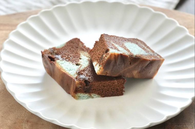 木のカッティングボードと白い皿にのったチョコミント味のマーブルスティックケーキ