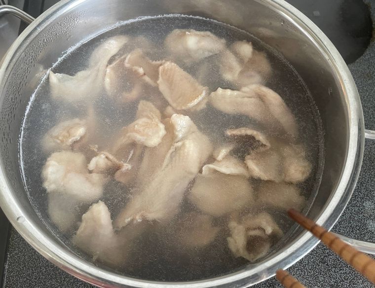 鶏皮を下ゆでしている様子