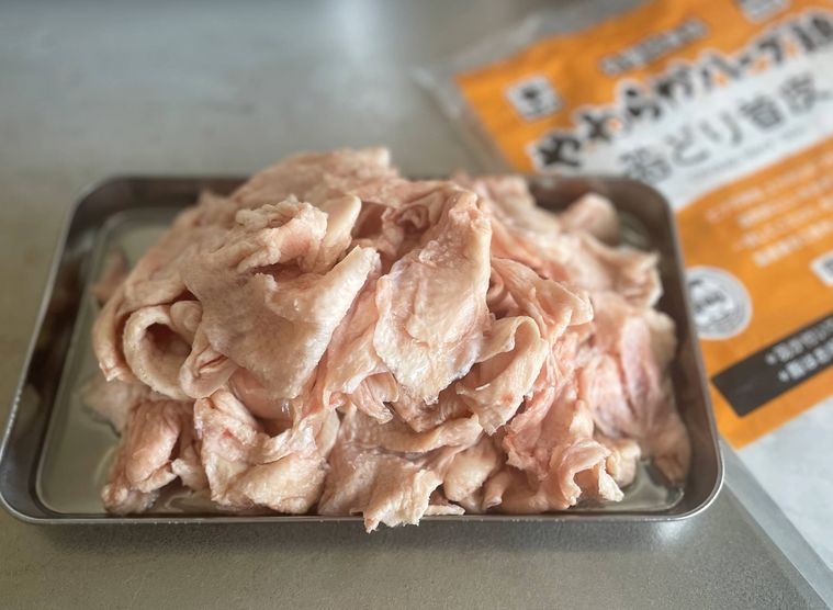 解凍してほぐした状態の鶏皮