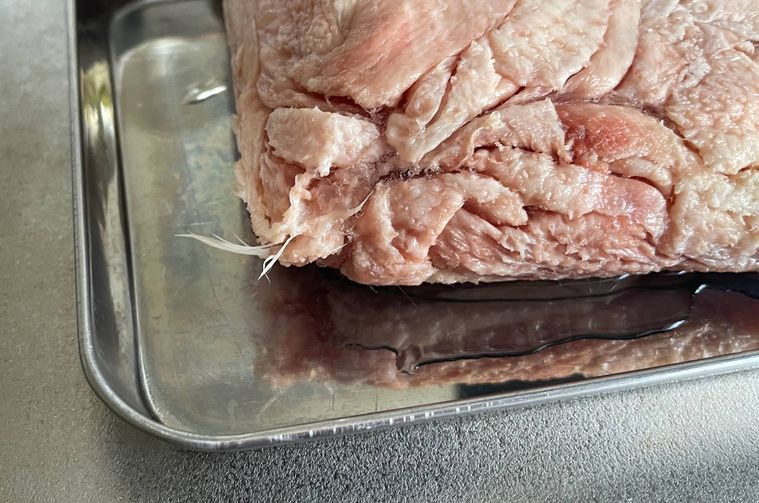 鶏皮についている羽