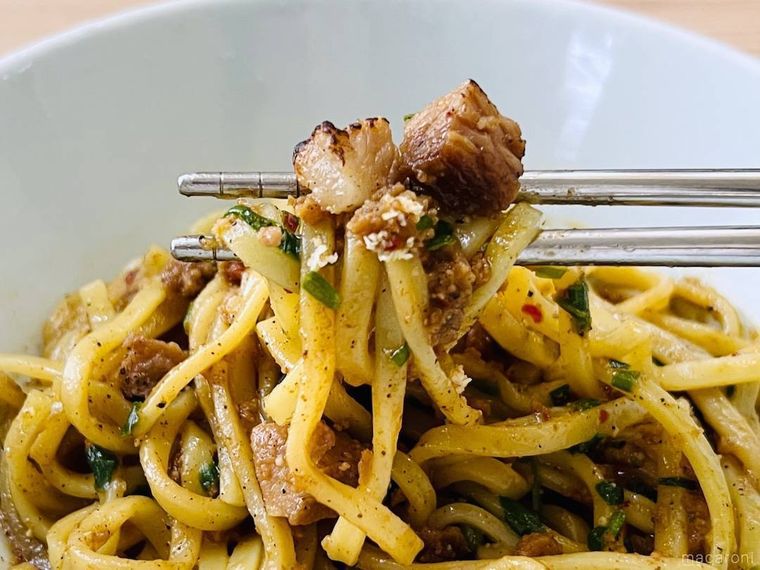 ファミリーマートの麺屋こころ監修台湾まぜそばを箸ですくっている様子