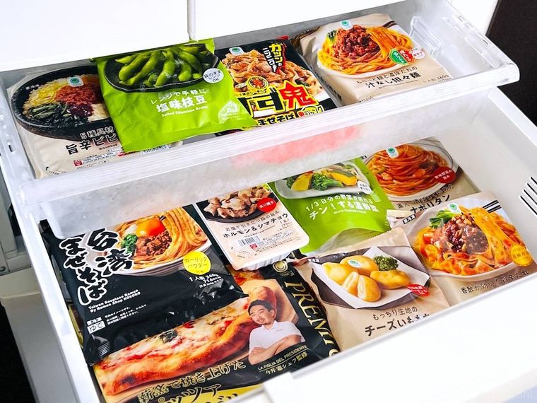 ファミリーマートのファミマル冷凍食品11品を冷凍庫に格納した様子