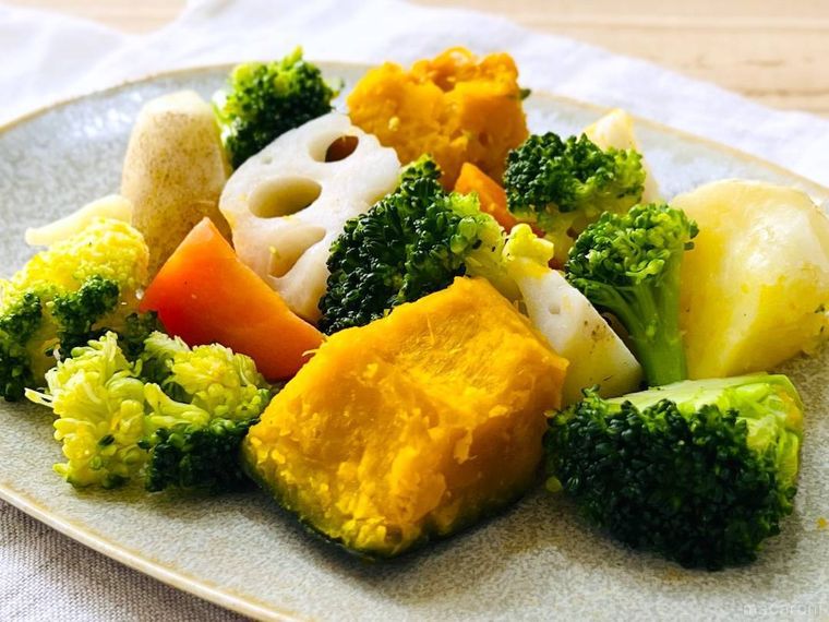 ファミリーマートの13 日分の野菜が摂れるチンする温野菜を皿に盛り付けた様子
