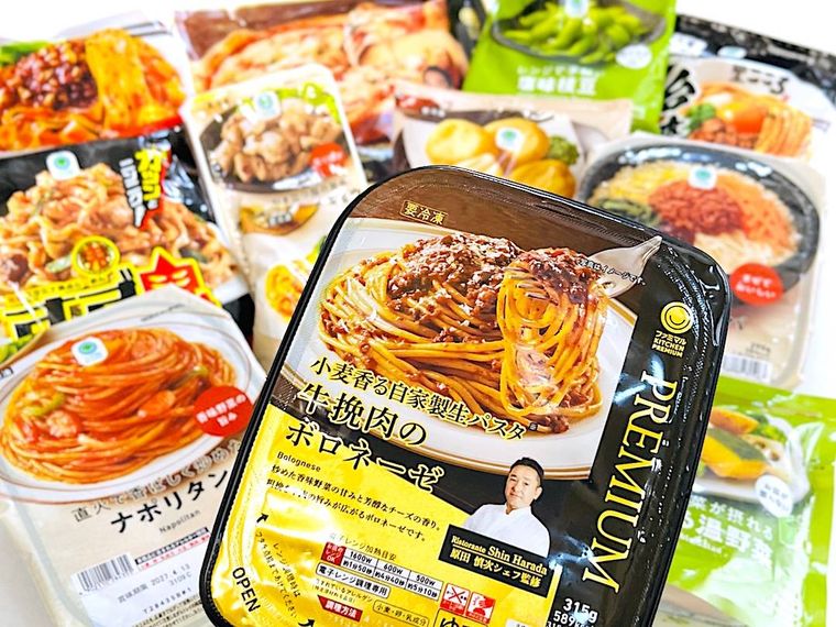 ファミリーマートのファミマル冷凍食品12品が並んでいる様子