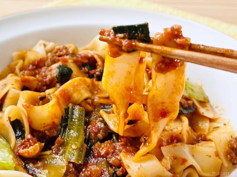 ファミリーマートの香酢が効いた旨辛たれビャンビャン麺を箸で持ち上げている様子