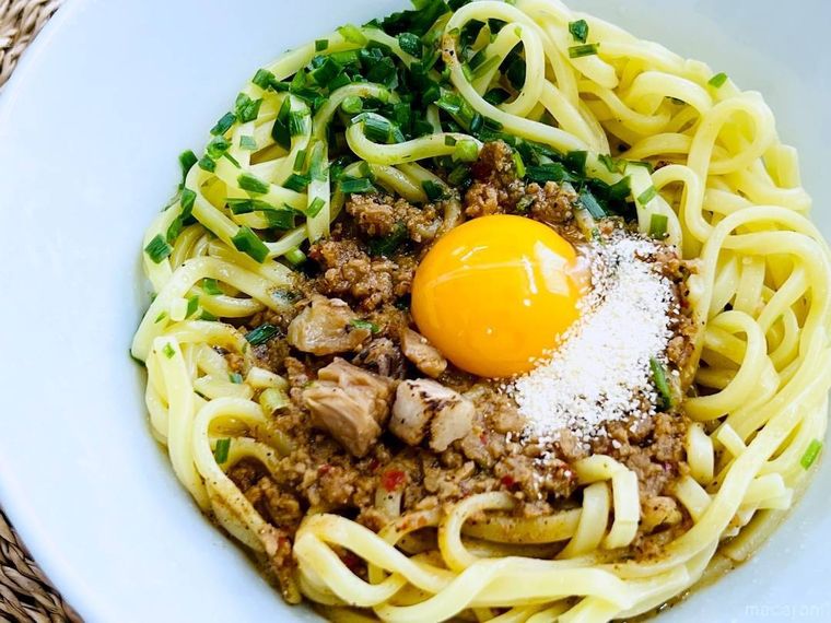 ファミリーマートの麺屋こころ監修台湾まぜそばを皿に盛り付けた様子