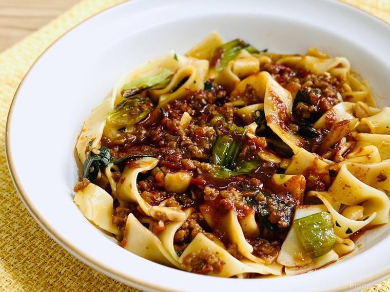 ファミリーマートの香酢が効いた旨辛たれビャンビャン麺を皿に盛り付けた様子