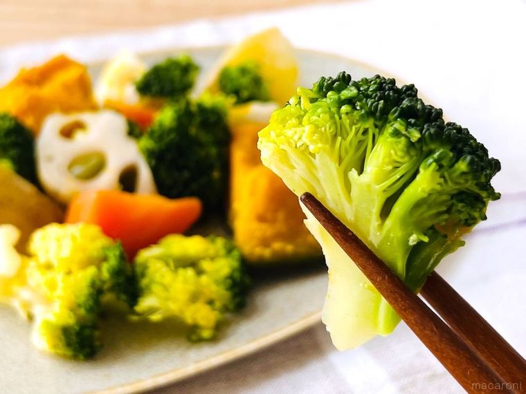 13 日分の野菜が摂れるチンする温野菜のブロッコリーを箸で持ち上げている様子