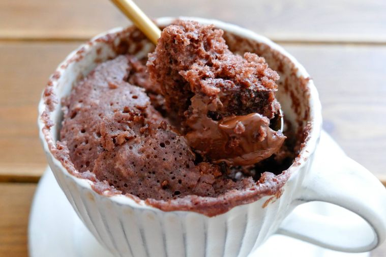 チョコ蒸しパンをスプーンですくう様子