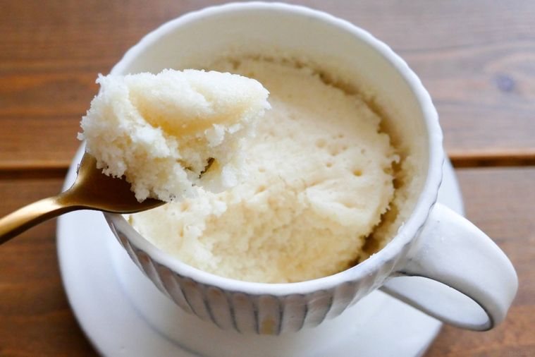 米粉マグカップ蒸しパンをスプーンですくう様子