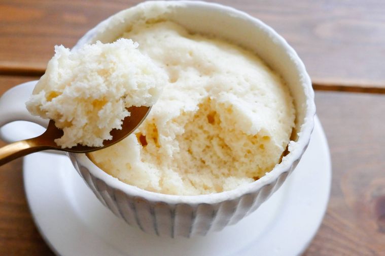 マグカップ蒸しパンをスプーンですくう様子