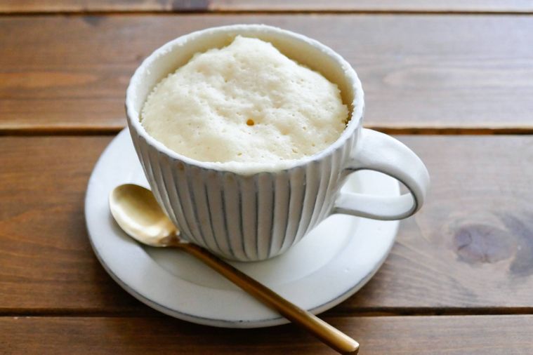 マグカップ蒸しパンがある木製テーブル