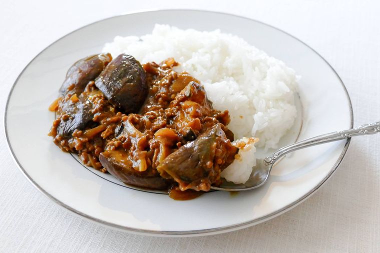 なすとひき肉のカレーをスプーンですくう様子