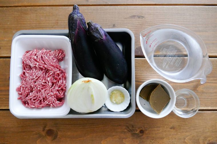 なすとひき肉のカレーの材料が並ぶ木製テーブル