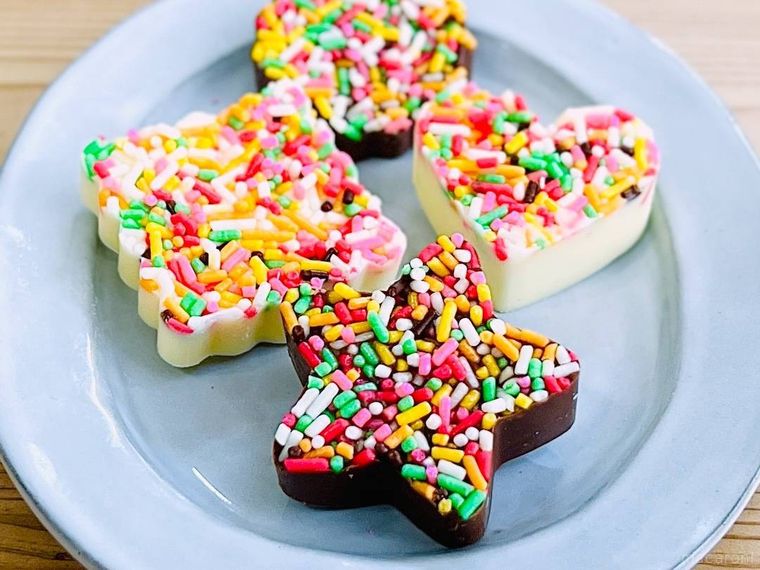 チョコスプレーでデコレーションをした4種類のチョコレート