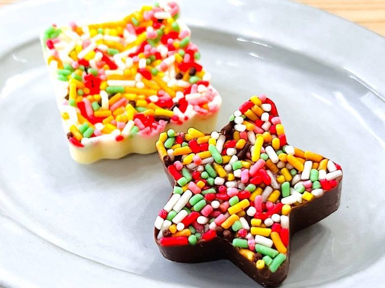 チョコスプレーでデコレーションをした星形とウェーブ形のチョコレート