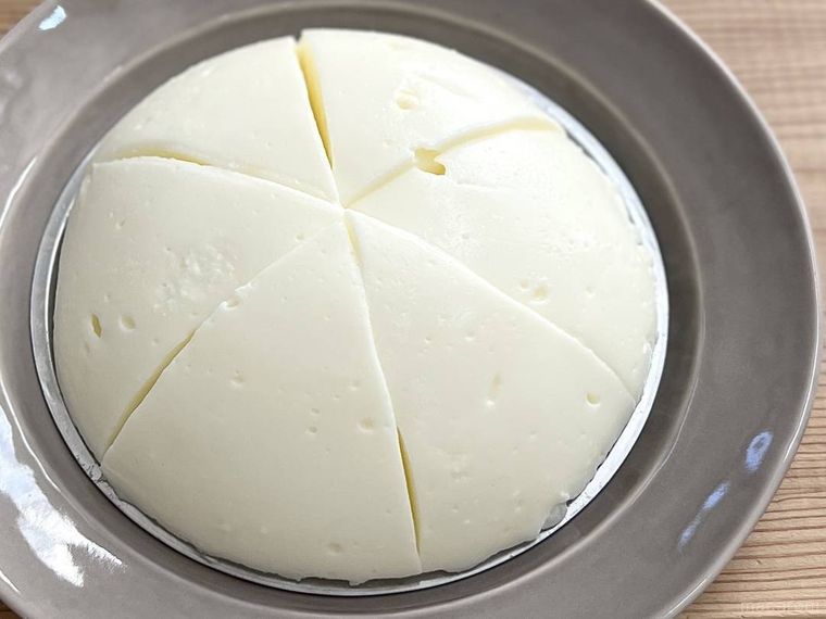 増えるチーズを灰色の皿に盛り付けた様子