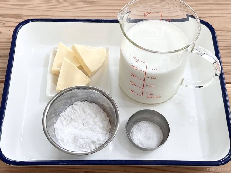 6Pチーズ、牛乳、片栗粉、塩がバットに並んでいる様子