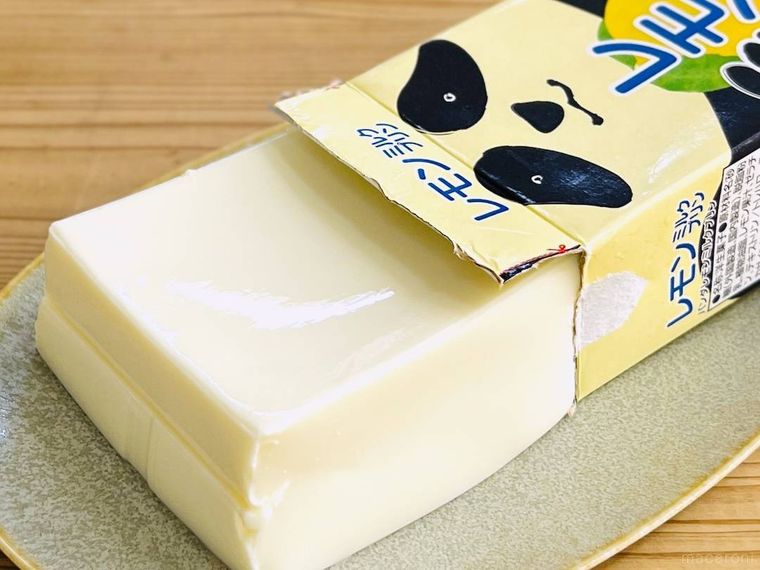 カルディのレモンミルクプリンを皿に出した様子