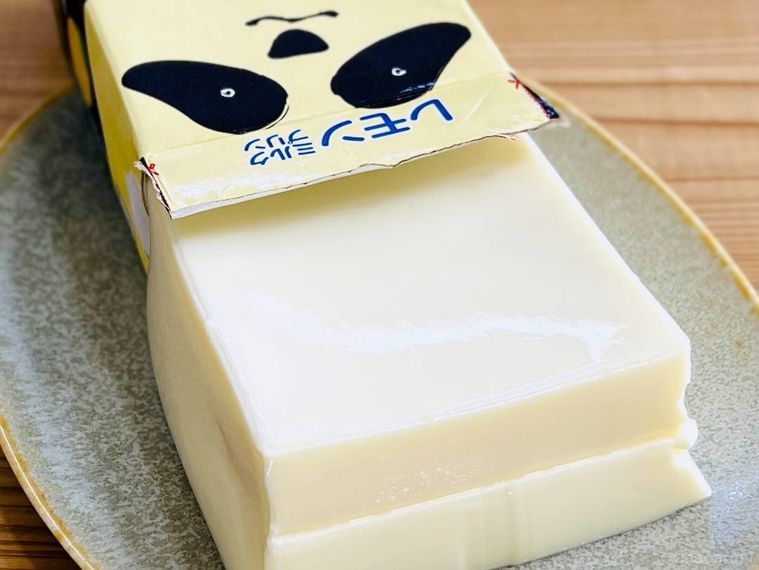 カルディのレモンミルクプリンを皿に出した様子