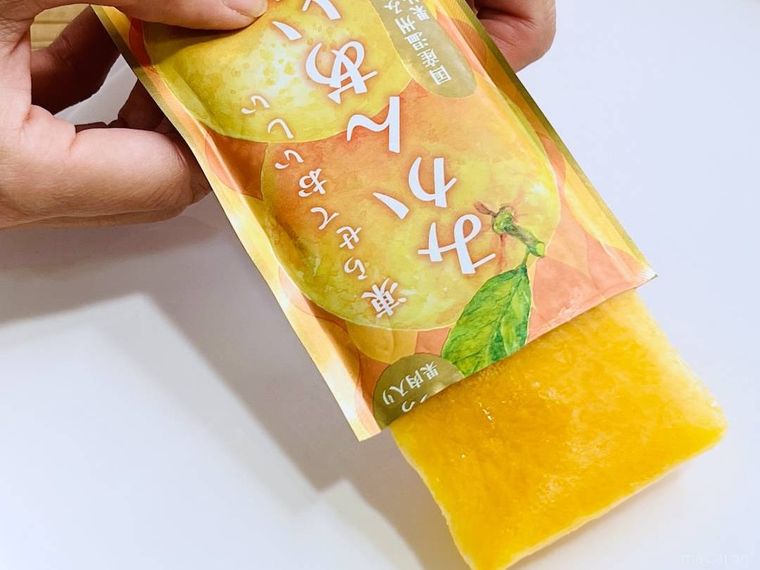 カルディの凍らせておいしい みかんあいすをパウチから出している様子