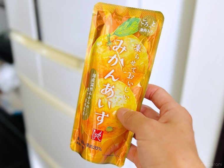 カルディの凍らせておいしい みかんあいすを手で持っている様子