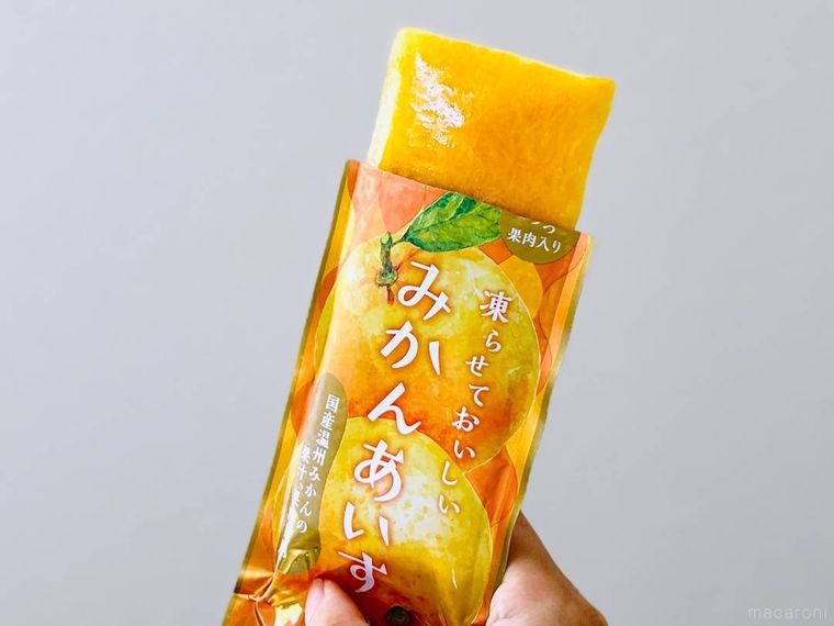 カルディの凍らせておいしい みかんあいすを手で持っている様子