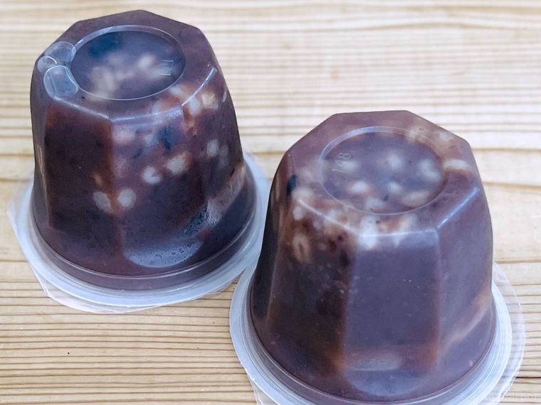 カルディの北海道産小豆使用 雑穀入りぜんざいの容器を逆さまにした様子