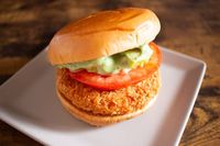 モスバーガー新作アボカド海老カツバーガーは爽やか系と思いきや発売前から話題の味をレポ