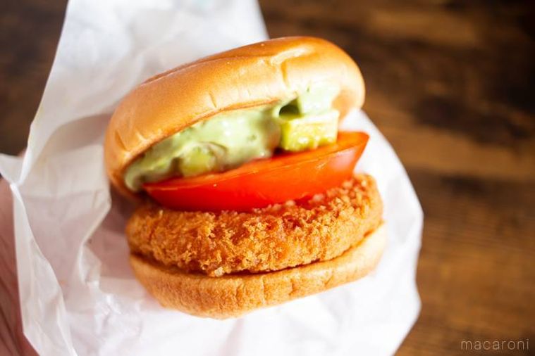 モスバーガーアボカド海老カツバーガー 国産バジルマヨを手で持っている様子