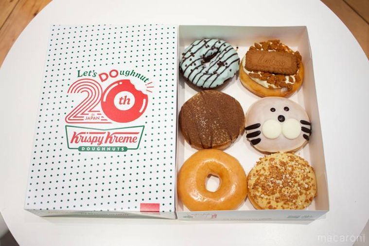 白いテーブルに置かれているクリスピークリームドーナツLOVE 5 ダズン ハーフ6個