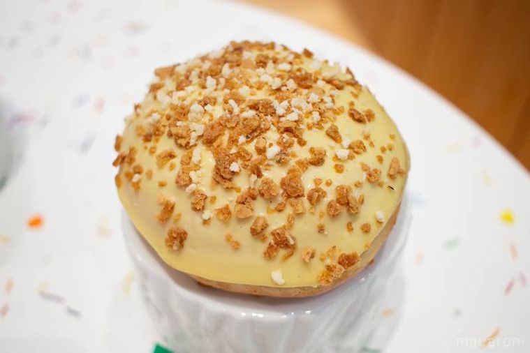 ディスプレイ台にのったクリスピークリームドーナツニューヨーク チーズケーキ