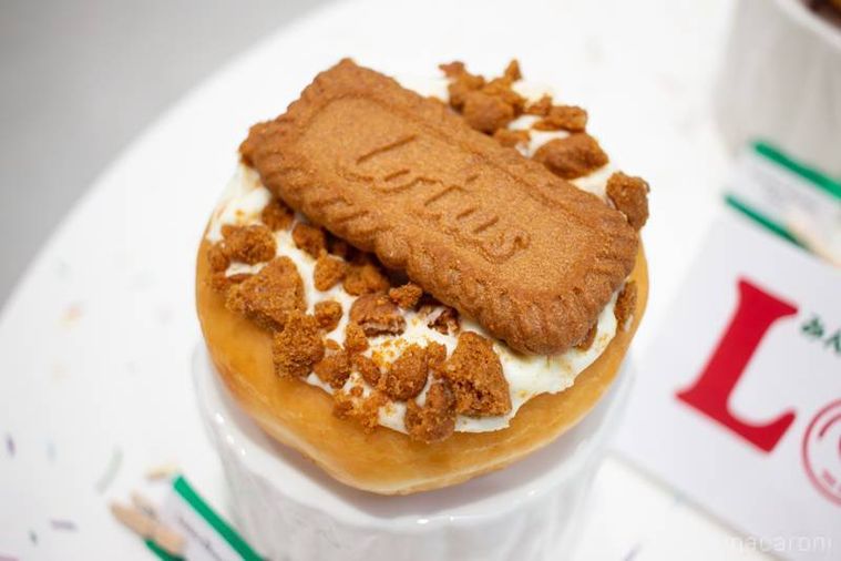 ディスプレイ台にのったクリスピークリームドーナツロータス ビスコフ ホワイトクリーム