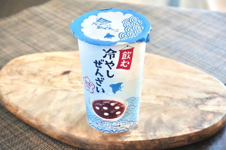 木のカッティングボードにのった水色のパッケージの冷やしぜんざいドリンク