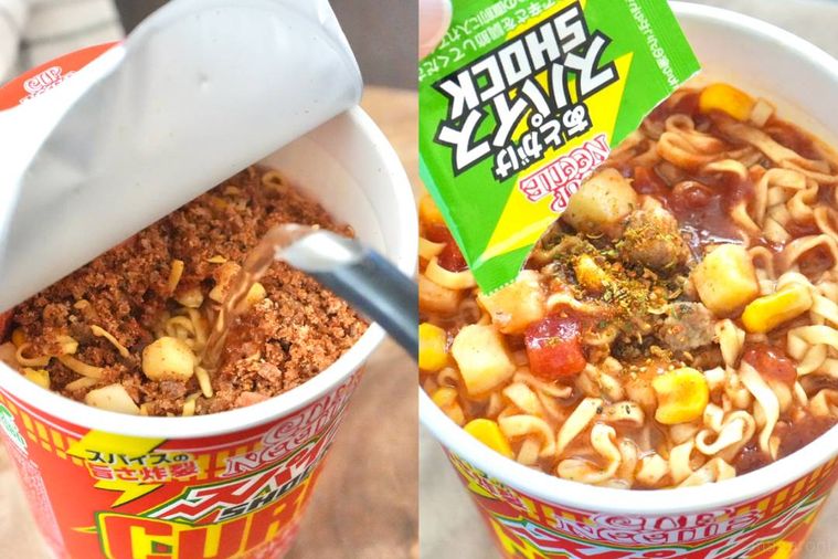 赤いパッケージのスパイスカレーヌードルに熱湯を注ぎ別添えのスパイスをかける様子