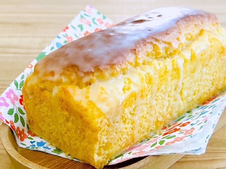 花柄のペーパーナプキンにファンタケーキをのせた様子