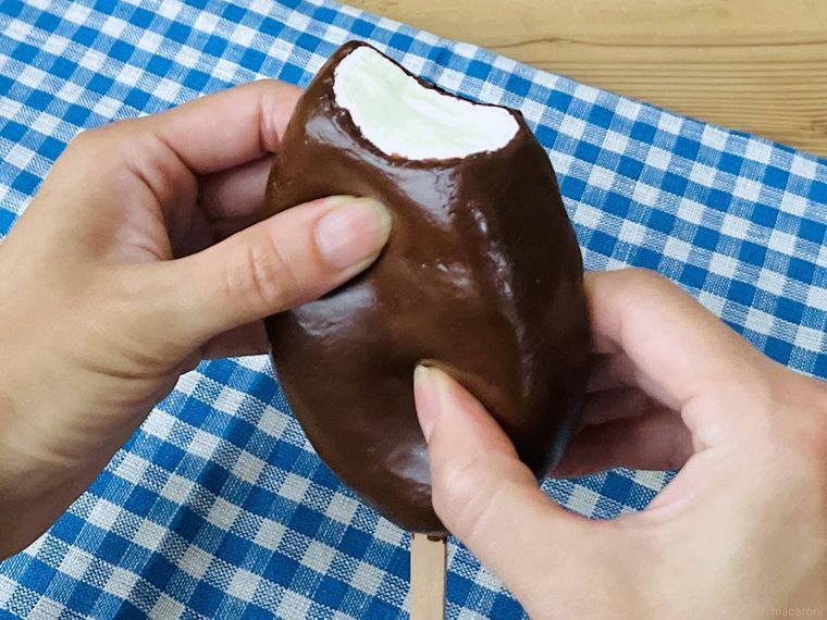 パルムの形をしたスクイーズを指で押している様子