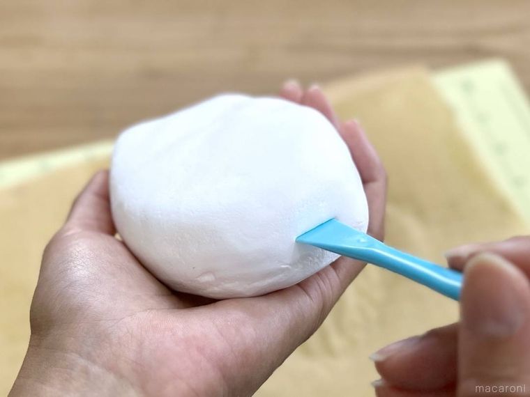 スポンジに貼り付けた粘土にヘラを差し込んでいる様子