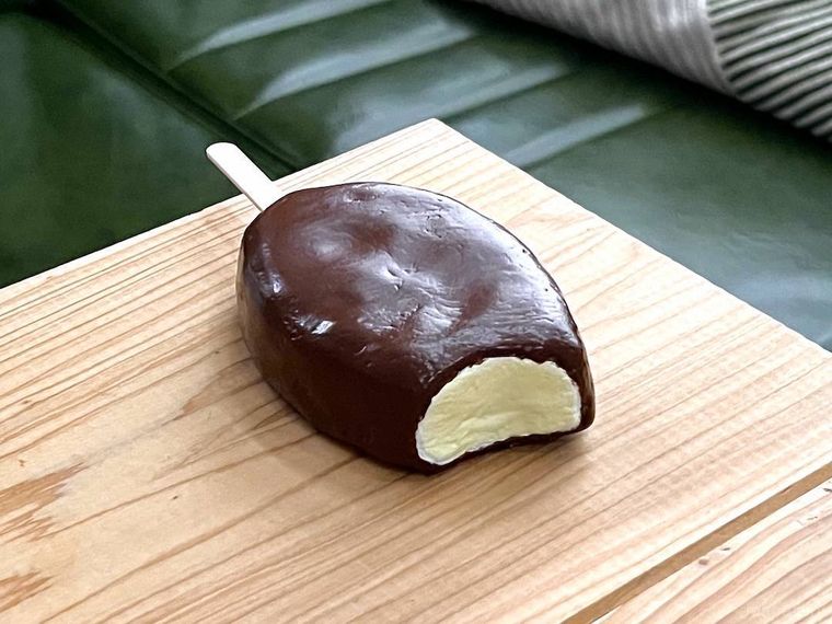 パルムの形をしたスクイーズをテーブルに置いた様子
