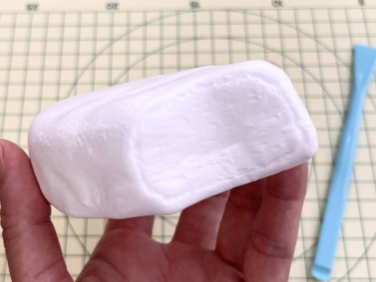 スポンジと粘土でパルム形のスクイーズを作っている様子