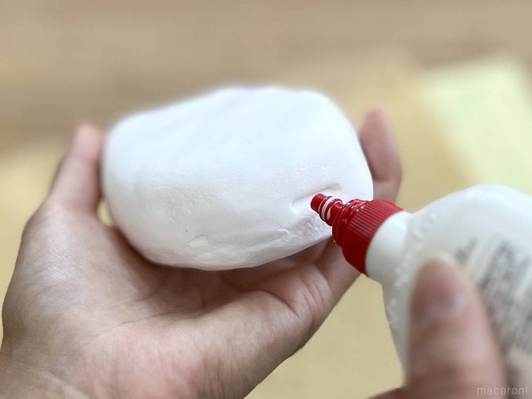 スポンジに貼り付けた粘土にボンドを塗っている様子