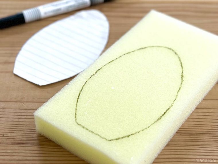 スポンジにパルムの形を下書きした様子