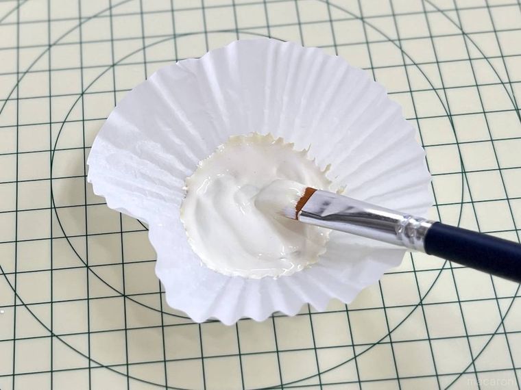おかずカップの中で絵の具を混ぜている様子
