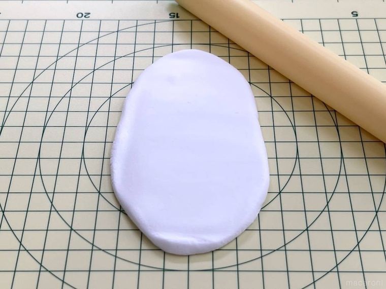 粘土板の上で粘土を伸ばした様子