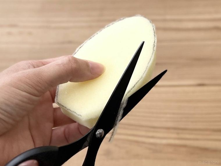 スポンジをパルムの形にカットしている様子