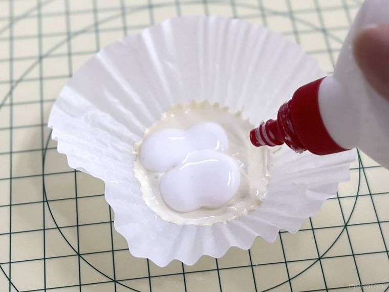 白い絵の具にボンドを加えている様子